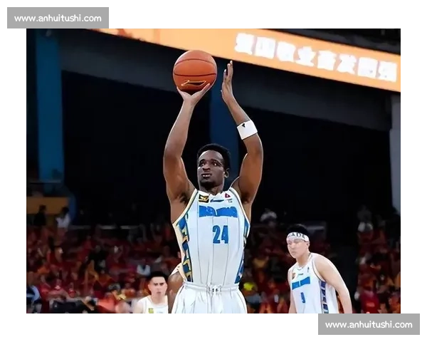 凌晨抵乌!新疆新援纳托尔到队,后卫线补短板进入倒计时 凌晨抵乌!新疆新援纳托尔到队,后卫线补短板进入倒计时