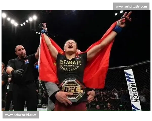 五回合血战加冕！邓恩制服杨迪罗巴，成 UFC 草量级新王