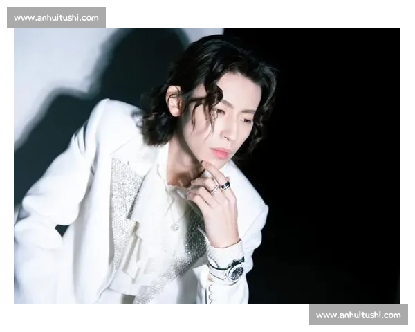 王琳凯胸肌引热议!皮衣造型藏不住健硕身材 王琳凯胸肌引热议!皮衣造型藏不住健硕身材